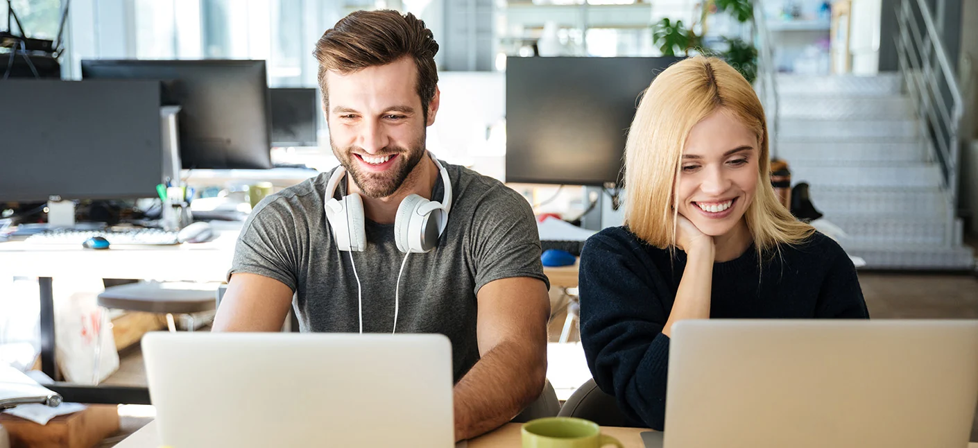 Tim za digitalni marketing planira online kampanju