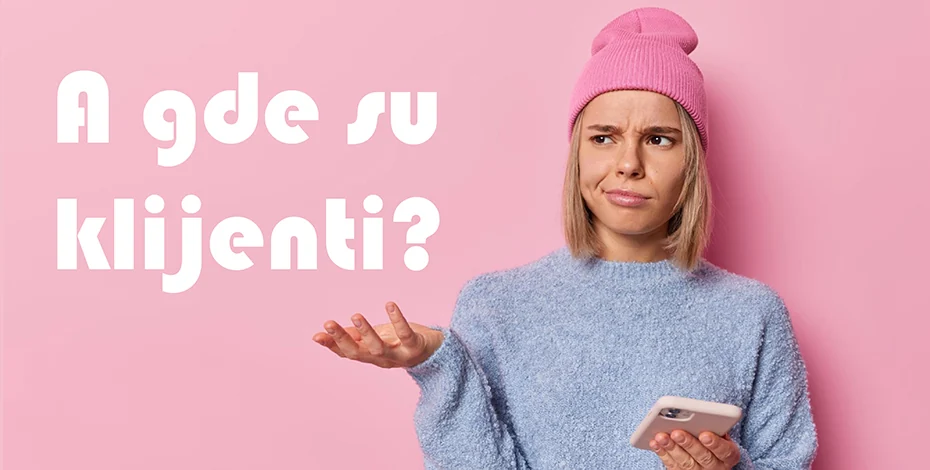 Vlasnica malog biznisa traži nove klijente na internetu